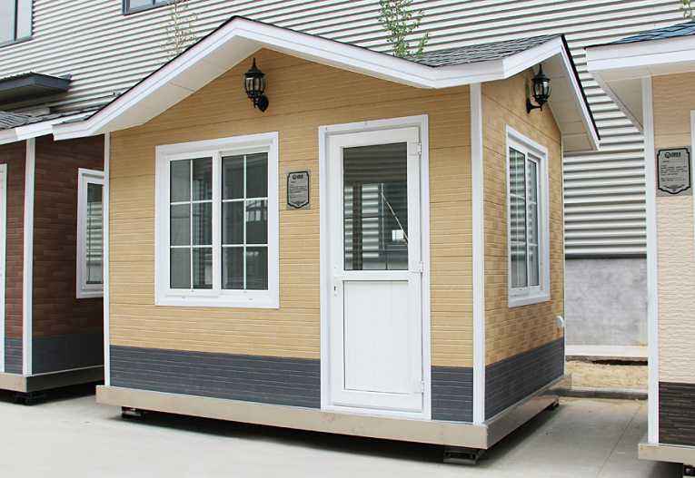 輕鋼崗?fù)? /><br /></p>&nbsp; &nbsp; 有人會(huì)認(rèn)為，<strong>輕鋼房屋</strong>的使用壽命不如傳統(tǒng)的混凝土建筑，但是，根據(jù)國(guó)外經(jīng)驗(yàn)以及實(shí)驗(yàn)數(shù)據(jù)來(lái)看，這種體系在歐美發(fā)達(dá)國(guó)家已經(jīng)成熟運(yùn)用，輕鋼住宅結(jié)構(gòu)的使用壽命是90年，使我們可以放心使用的家居住房。盛大鋼結(jié)構(gòu)利用現(xiàn)代新型的建筑材料，包括玻璃棉、歐松板、石膏板、金屬雕花板、瀝青瓦、SBS防水卷材、呼吸紙等材料，解決了該建筑體系的防水、防火、保溫、隔熱、吸引降噪等技術(shù)問題，我們對(duì)<strong>輕鋼房屋</strong>的未來(lái)前景是十分看好的。<br /><p>&nbsp; &nbsp; 山西盛大鋼結(jié)構(gòu)近期的新產(chǎn)品除了輕鋼住宅以外，還有集裝箱房屋、輕鋼崗?fù)は盗?、公共衛(wèi)生間系列產(chǎn)品，如果您對(duì)我們的新產(chǎn)品感興趣的話，可以致電我們的銷售客服熱線，我們期待您的來(lái)電。</p><p>&nbsp; &nbsp; 本文鏈接：<strong>http://www.jinwang56.com/news/0004511655.html </strong>未經(jīng)允許不得轉(zhuǎn)載。</p><p style=